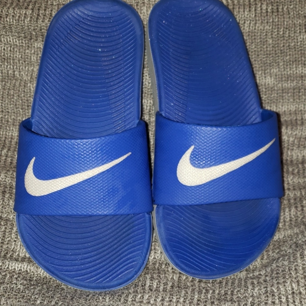 Size 11 little boy Nike slides